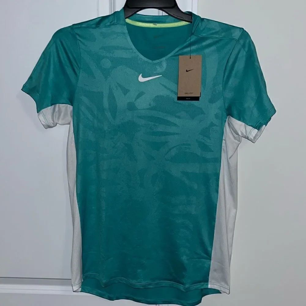 New Nike Court Dri-Fit Slim Tennis Shirt White Seafoam print DX5538-392 Men’s